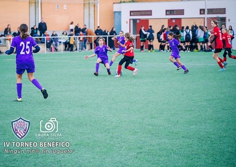 Imagen secundaria 1 - Sara Serrat anima a participar en el V Torneo &#039;Ningún Niñ@ sin Juguete&#039;: «Podemos ayudar a muchas familias»