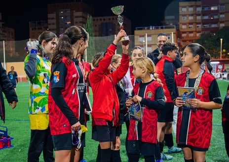 Imagen secundaria 1 - Sara Serrat anima a participar en el V Torneo &#039;Ningún Niñ@ sin Juguete&#039;: «Podemos ayudar a muchas familias»