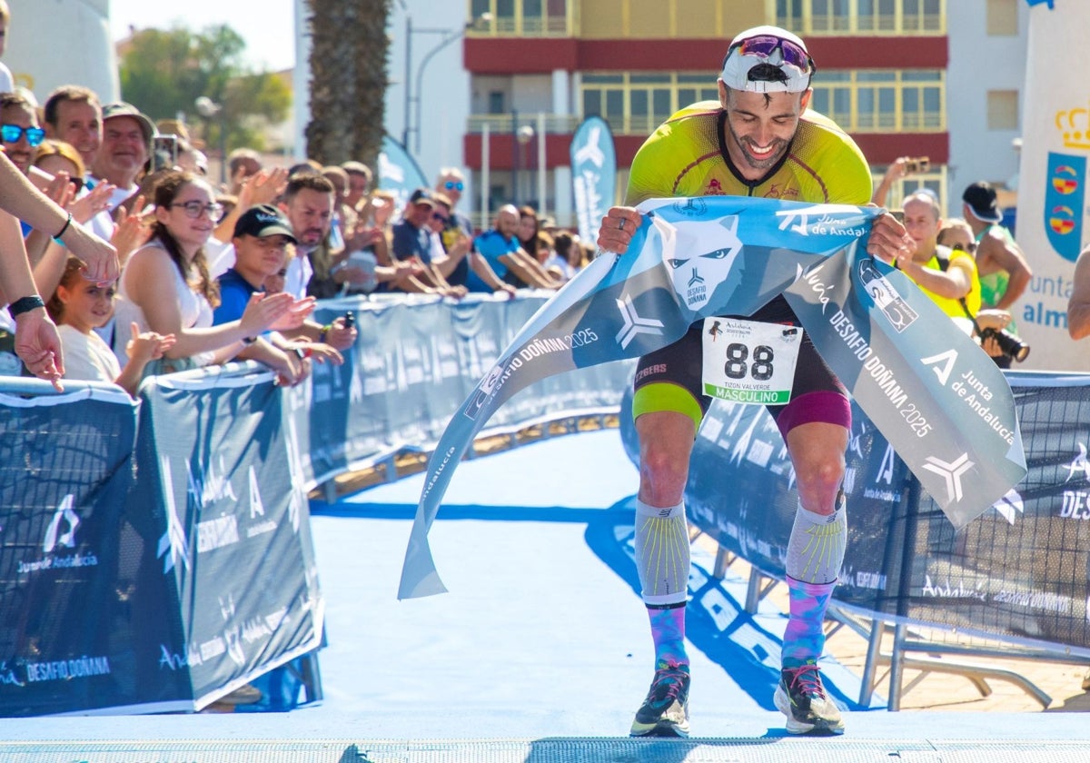 Emilio Tizón cruza la línea de meta como ganador del Desafío Doñana