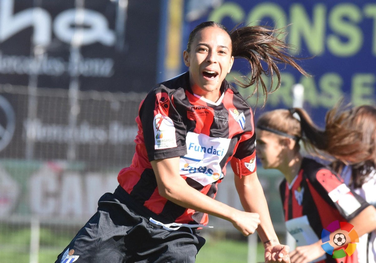 Anita Hernández celebrando un gol con el Sporting Huelva