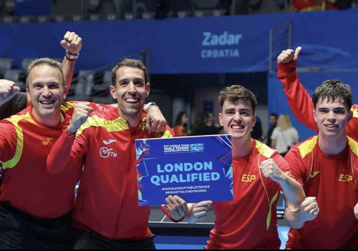 Álvaro Robles, con sus compañeros de Selección