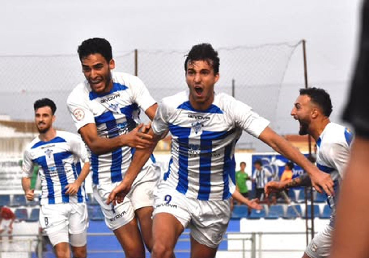 Los jugadores del Bollullos celebrando un gol esta temporada