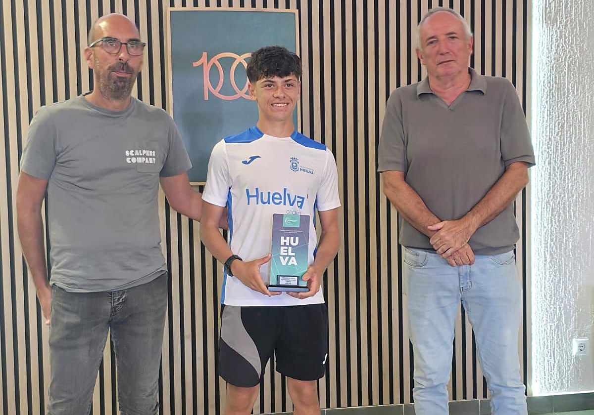 Víctor Mora Muñoz, con su título