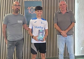 Víctor Mora acompaña a su crecimiento el título de campeón provincial absoluto de Huelva