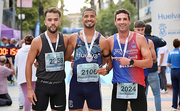 Imagen principal - 5k Ciudad de Huelva: Zakaria Boufaljat y Celia Romero dejan la victoria en casa