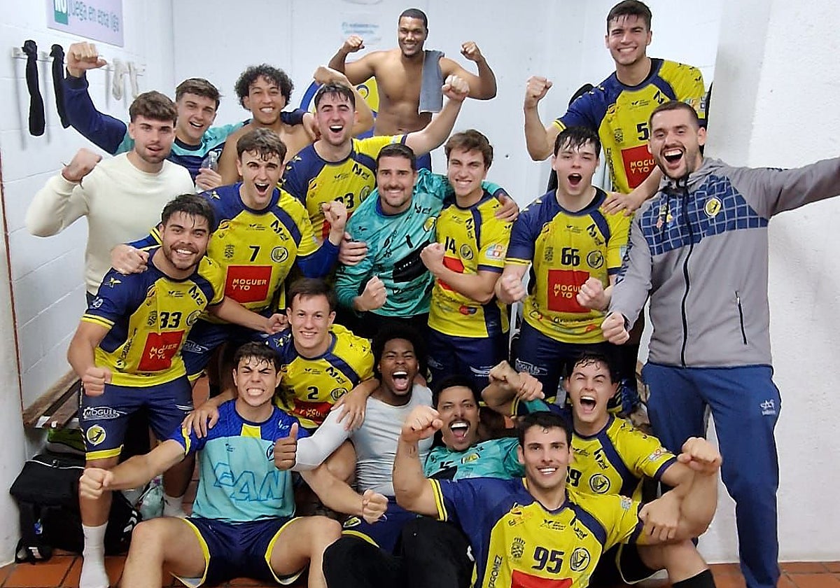 Los jugadores amarillos celebran la victoria