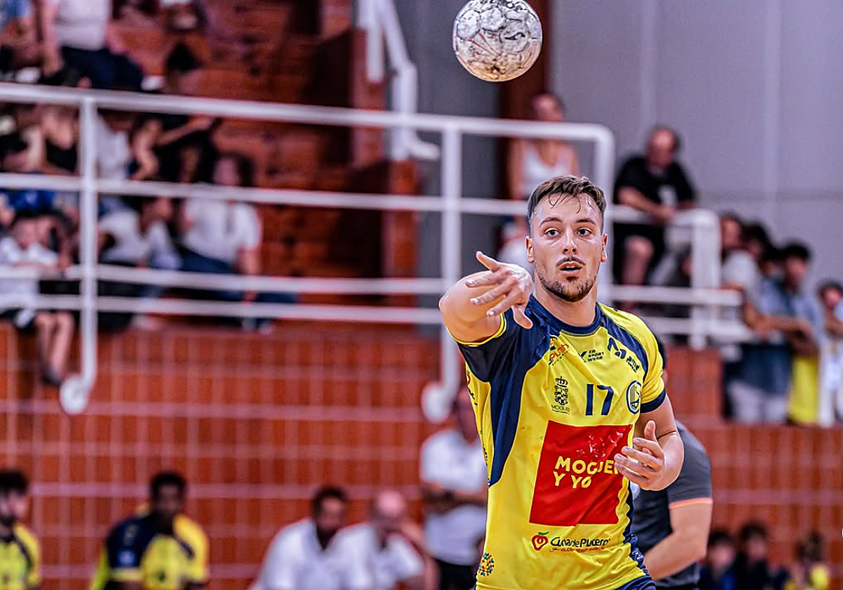 Carlos González, en un partido del PAN Moguer