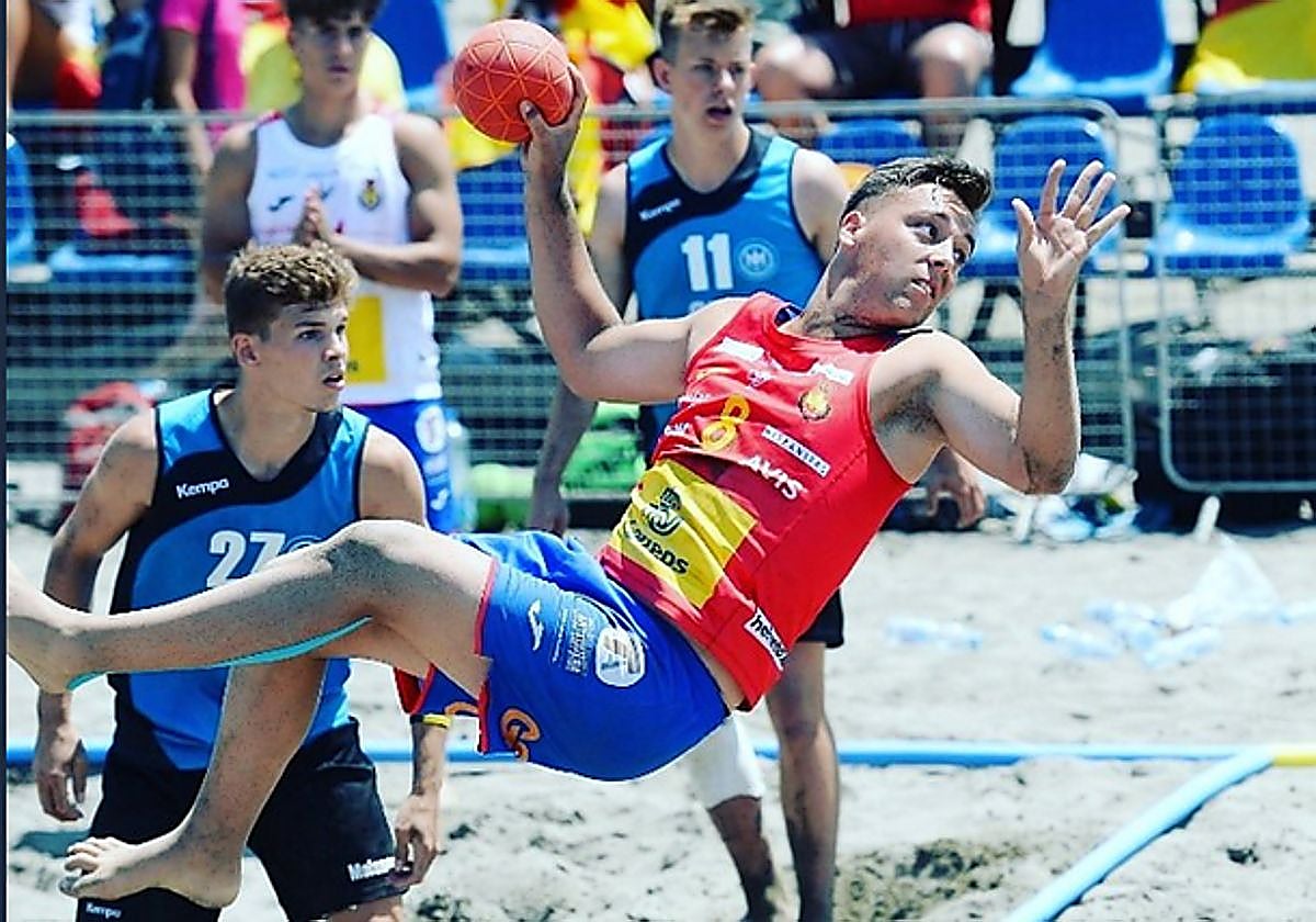 Carlos González en un partido con la selección internacional absoluta de balonmano playa