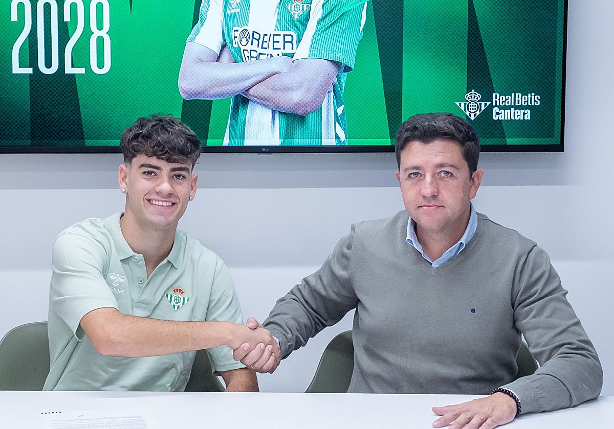 Iván Corralejo tras firmar la ampliación de su contrato con el Betis hasta el año 2028