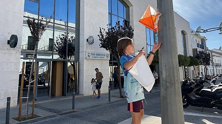 Un joven competidor con su mapa y brújula en una carrera en Cartaya