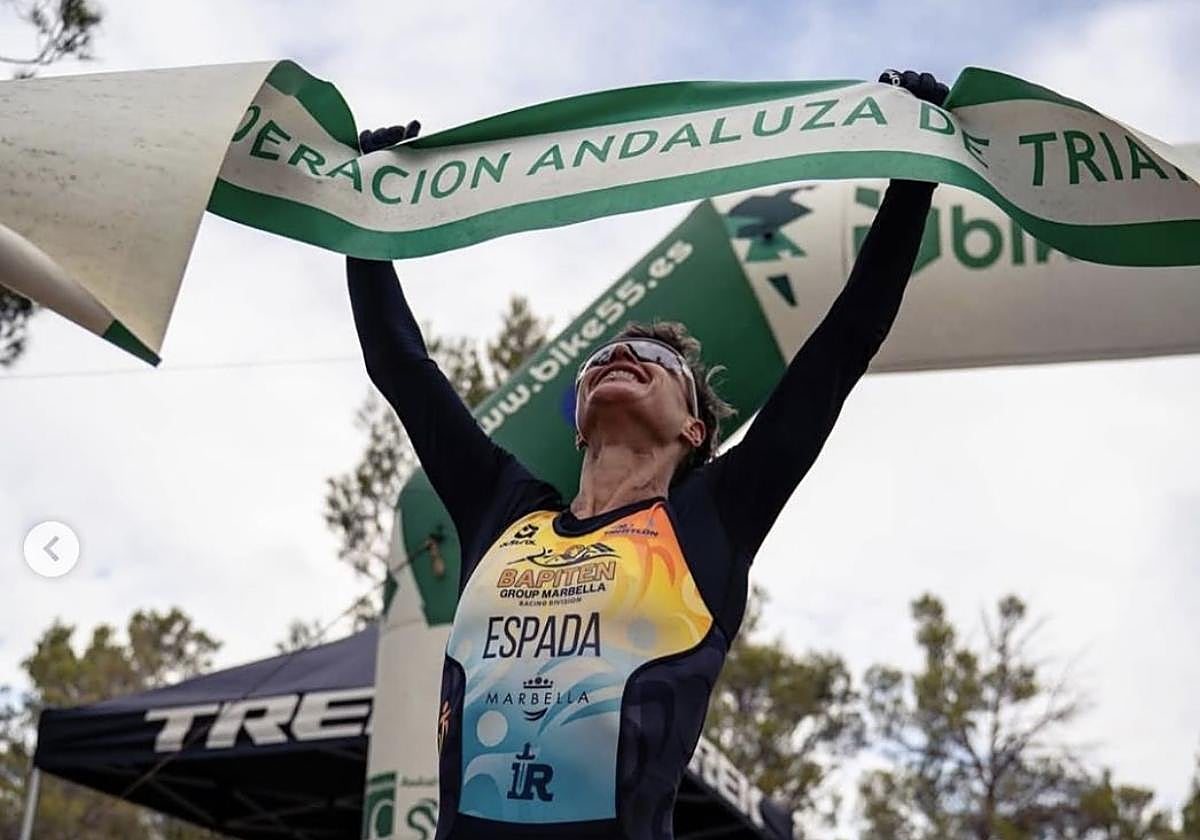 Rocío Espada cruza feliz la línea de meta en Guadix