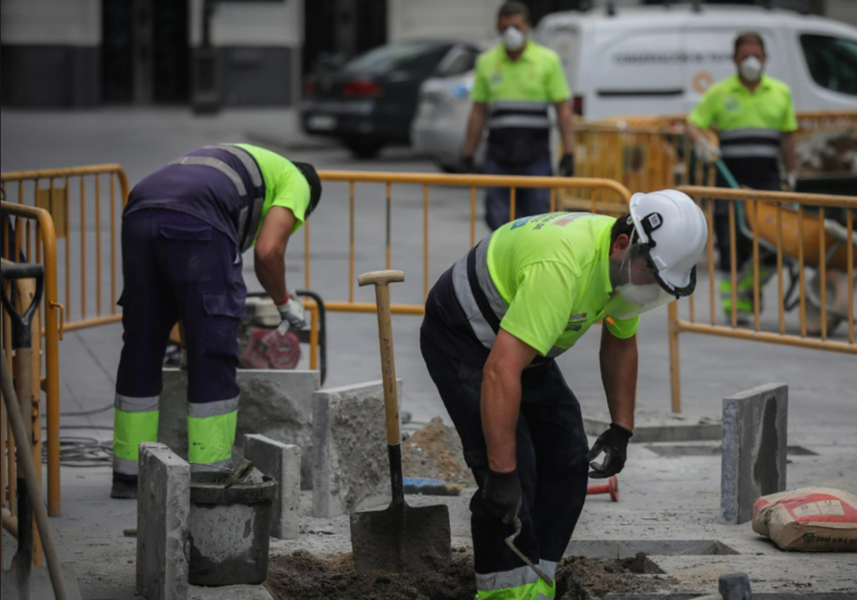 Varios obreros trabajando en una obra