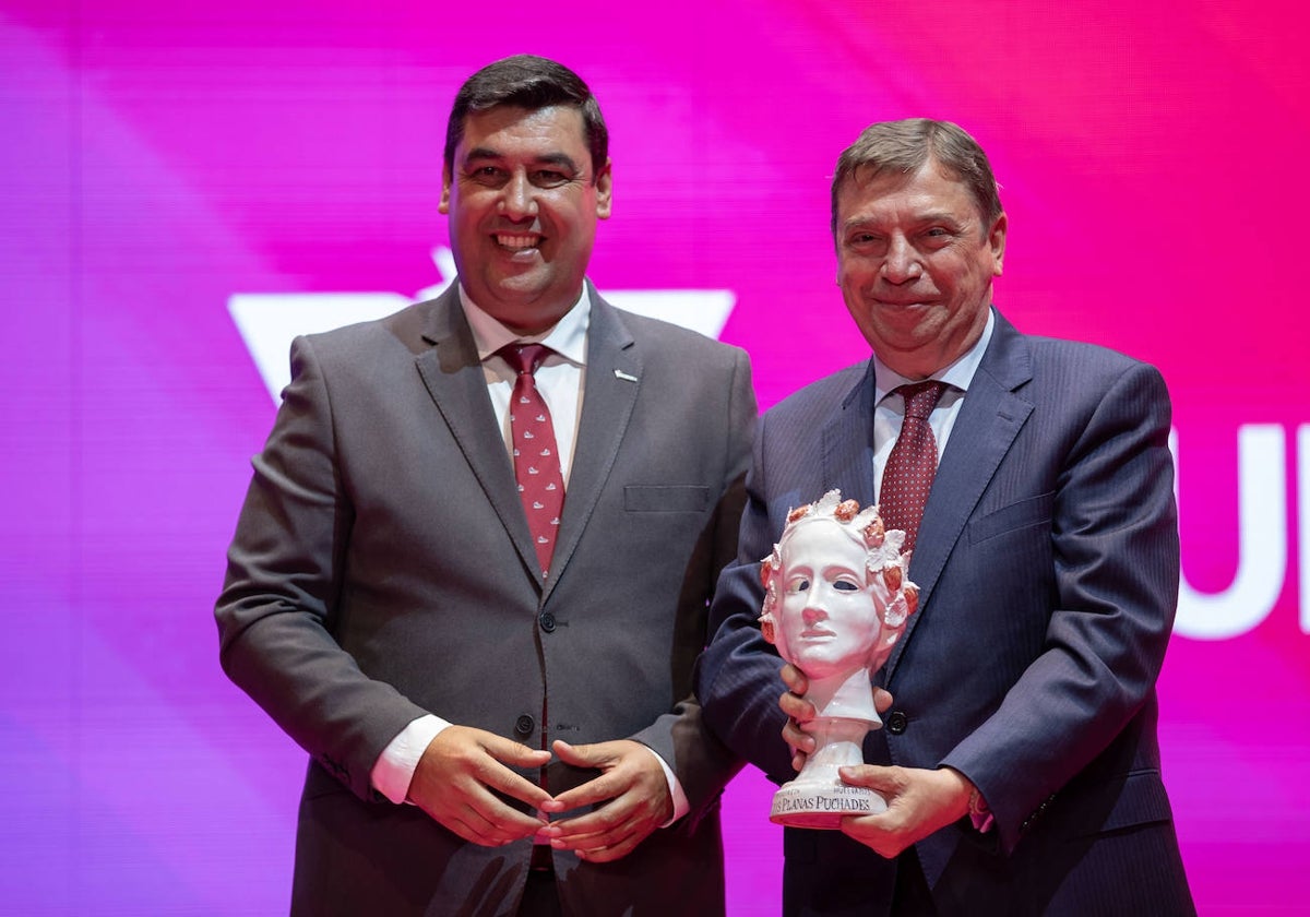 Luis Planas, con el premio fresa