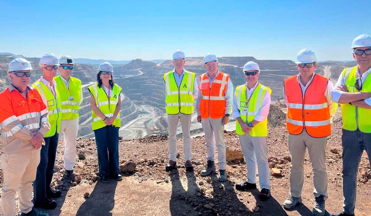 Representantes de la Junta y de Atalaya Mining junto a la corta minera