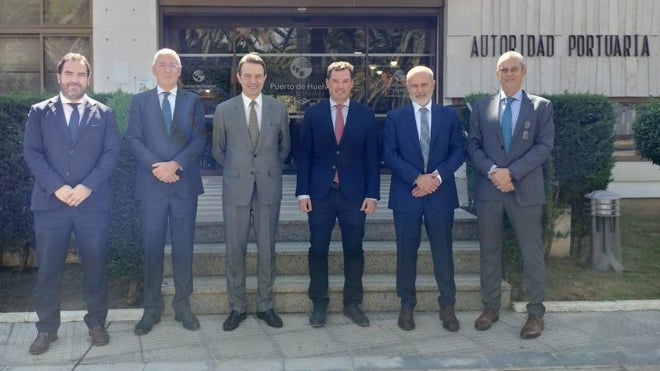 De izquierda a derecha, el jefe del Departamento de Explotación del Puerto de Huelva, Abelardo Budia; el director del Puerto de Huelva, Ignacio Álvarez-Ossorio; el consejero delegado de Enagás, Arturo Gonzalo; el presidente del Puerto de Huelva, Alberto Santana; el director general de Infraestructuras de Enagás, Claudio Rodríguez; y Juan del Olmo, gerente de la Planta de Huelva de Enagás