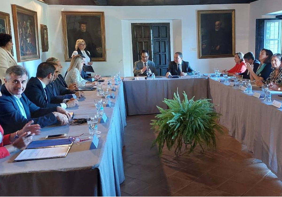 El consejero de Justicia presidiendo la reunión con el presidente de la Diputación de Huelva en La Rábida