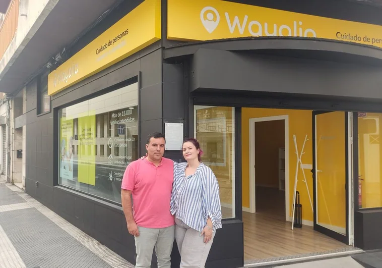 Daniel Zamora y Elvira Usín en la puerta del establecimiento Wayalia en Huelva