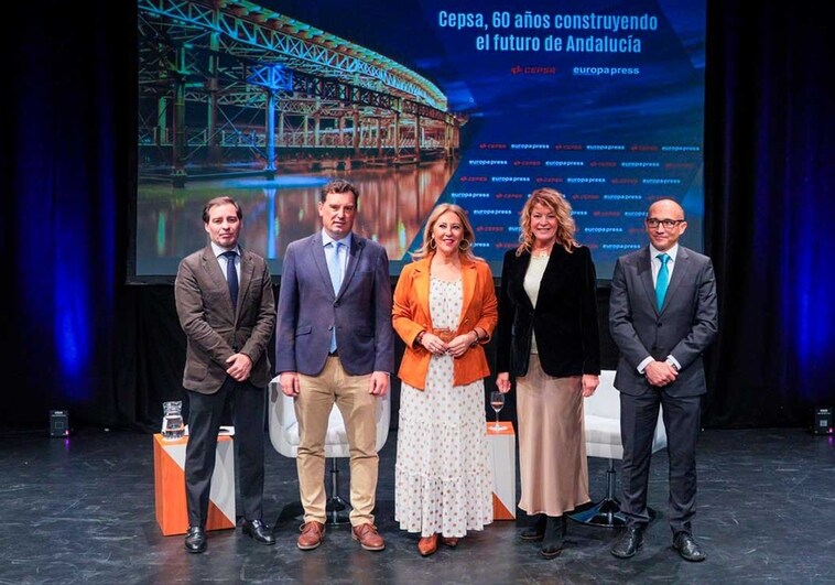 Autoridades en el encuentro informativo sobre los 60 años de presencia de Cepsa en Andalucía