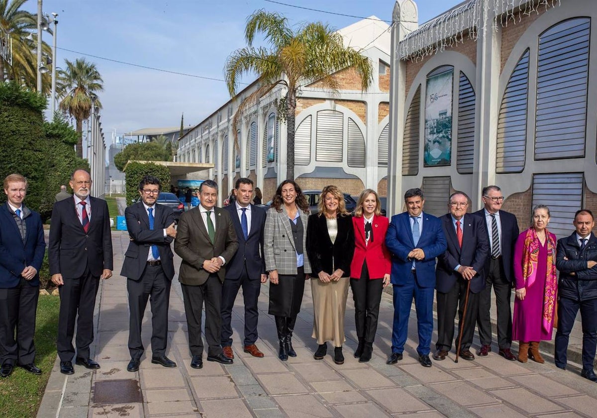 Autoridades en la celebración de el Día del Puerto de Huelva