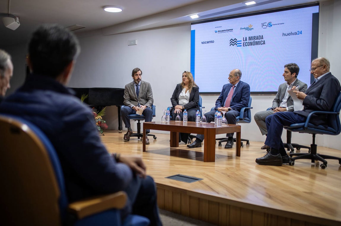 La mesa coloquio &#039;Un nuevo horizonte para la aeronáutica andaluza&#039;, en imágenes