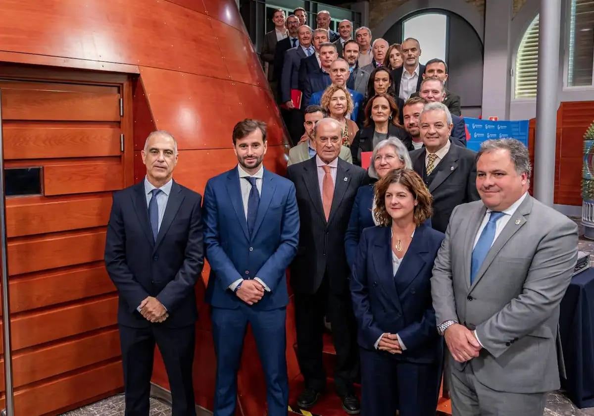 Daniel Toscano, segundo por la izquierda, presidente de la Cámara de Comercio de Huelva
