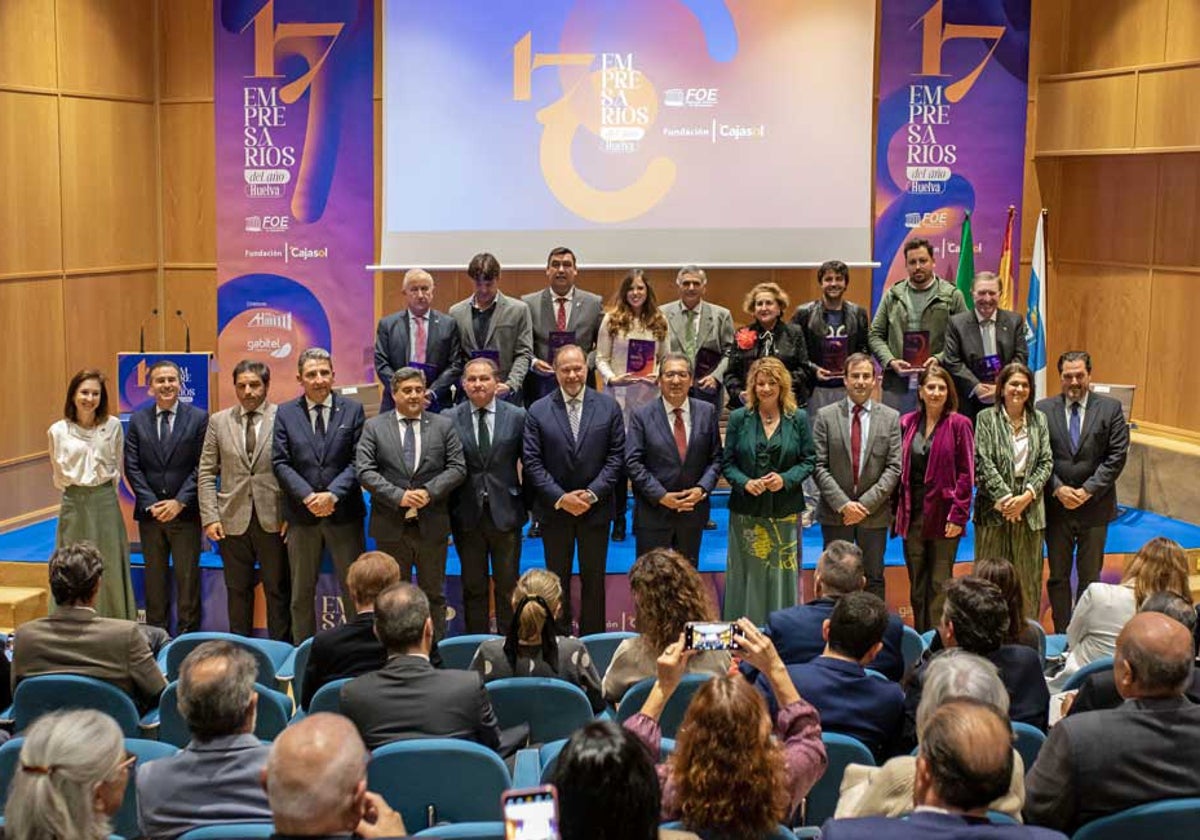 Foto de familia de autoridades y premiados tras el acto de entrega de galardones