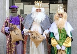 Los Reyes Magos de UPA Huelva le traen sacos de carbón a la Ministra y al Secretario de Medio Ambiente