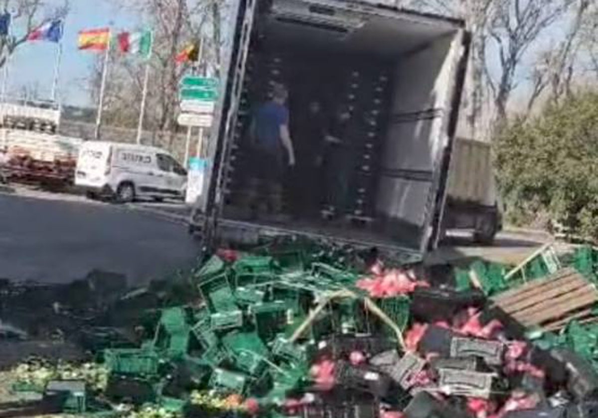 Camión español al que han tirado la carga en las protestas en Francia