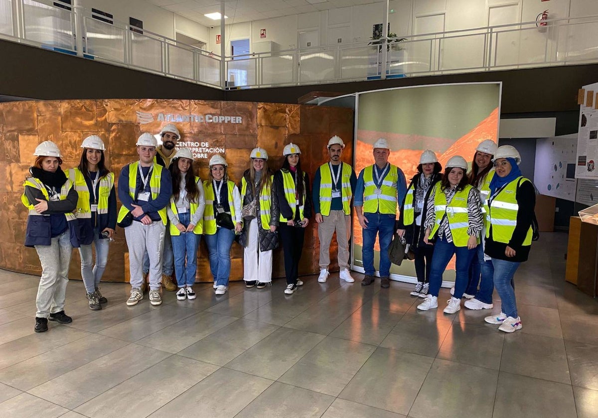 Un grupo de visitantes al Centro de Interpretación del Cobre de Atlantic Copper