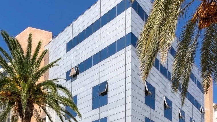 El edificio de oficinas en el centro de la capital onubense