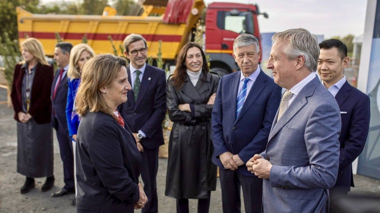 Autoridades y directivos de las empresas han participado en el acto de colocación de la primera piedra