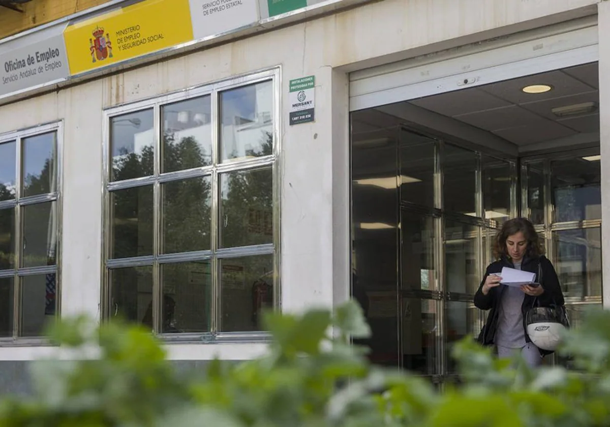 Una mujer sale de una oficina del SEPE en Andalucía