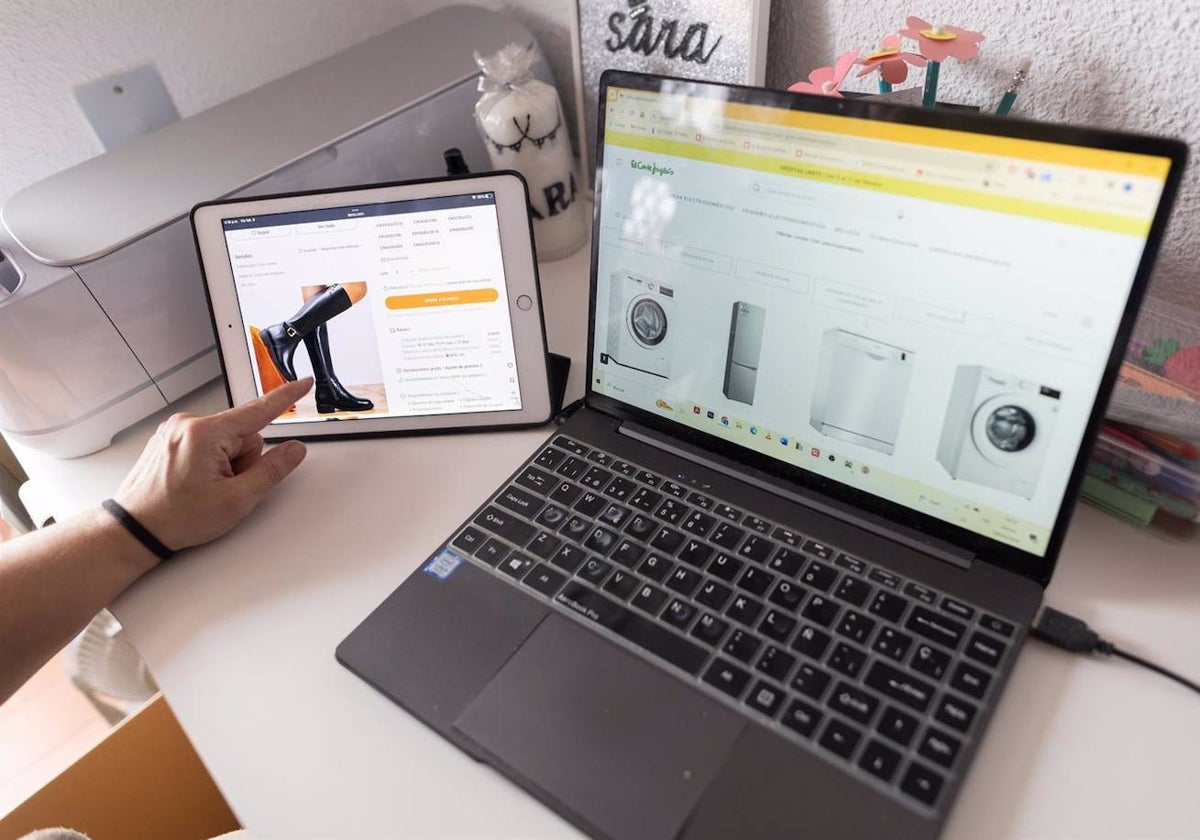 Un usuario de internet realiza compras online
