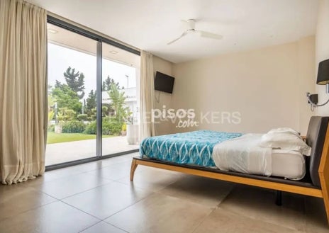 Imagen secundaria 1 - La vivienda dispone de siete habitaciones y cinco baños