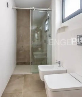 Imagen secundaria 2 - La vivienda dispone de siete habitaciones y cinco baños