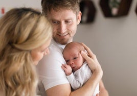 La Junta de Andalucía da 600 euros a las familias con hijos menores de tres años: ¿cómo se solicita?