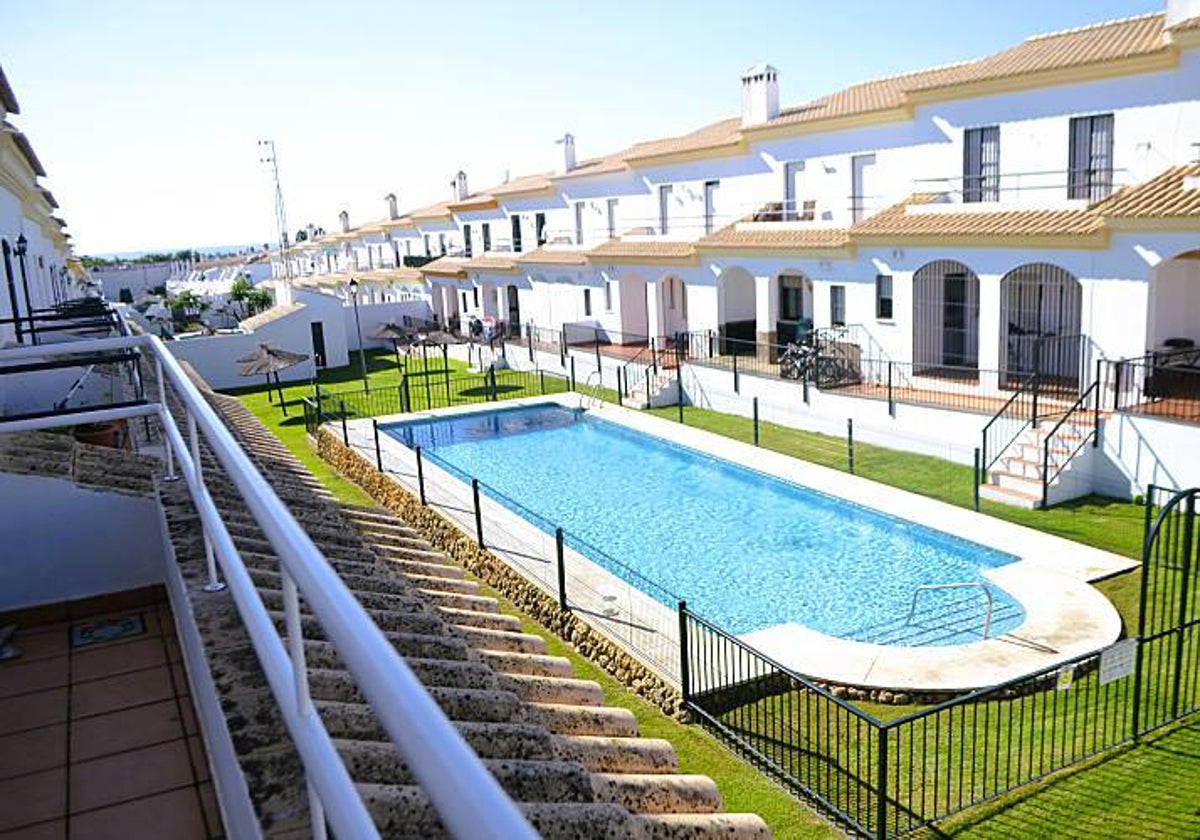 El chalet que se alquila en El Rompido cuenta con una piscina comunitaria