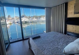 Dormir sobre el mar: esto es lo que cuesta alojarse en una casa barco en Huelva