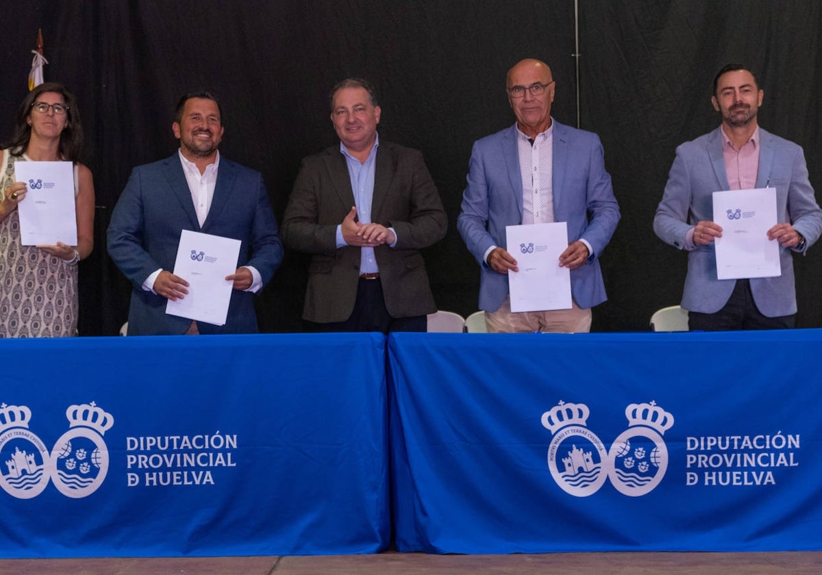 El presidente de la Diputación, junto a varios alcaldes, tras la firma del PFEA