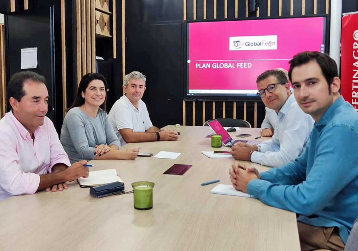 La delegada provincial Lucía Núñez, en su visita a Fertinagro