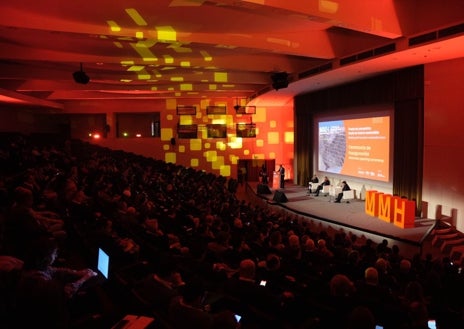 Imagen secundaria 1 - Las autoridades en la inauguración del Salón Internacional de la Minería en Sevilla, y abajo el consejero Jorge Paradela