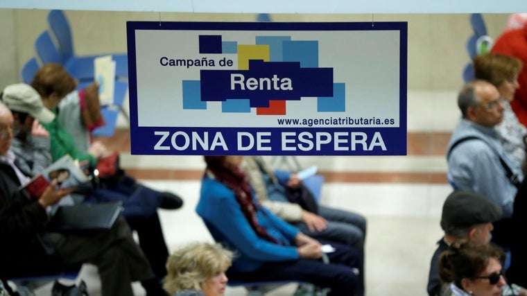 Imagen de archivo de una oficina de Hacienda durante una campaña de la Declaración de la Renta