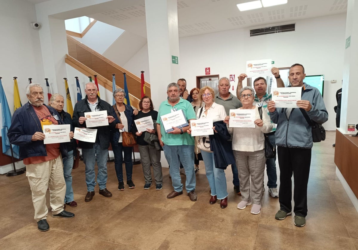 Varios vecinos de Valdelamusa han protestado en el pleno de la Diputación por la balsa de residuos tóxicos