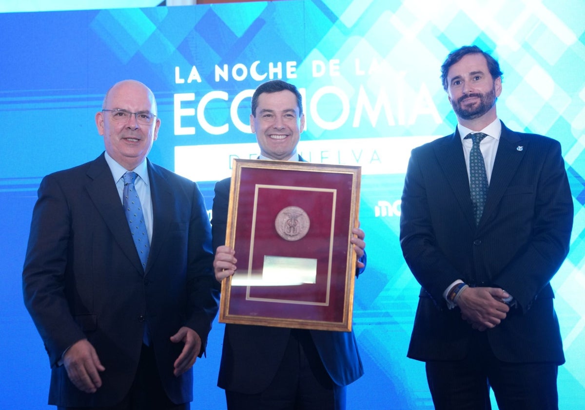 Juanma Moreno, reconocido por la Cámara de Comercio onubense