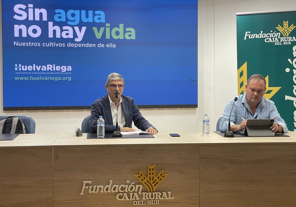 El presidente de Huelva Riega, Fernando González, en rueda de prensa