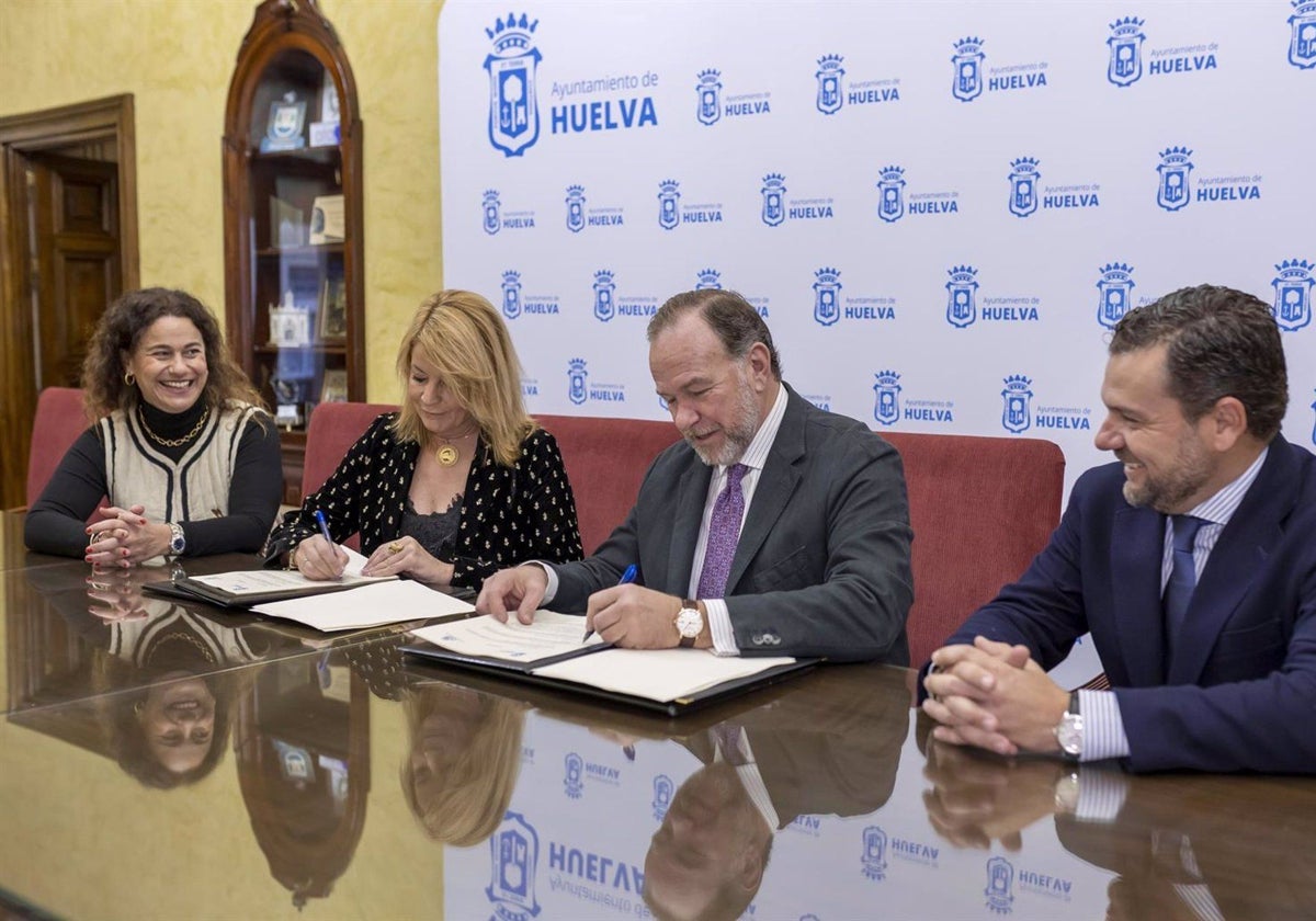 La alcaldesa de Huelva y el presidente de la Federación Onubense de Empresarios, durante la firma del convenio