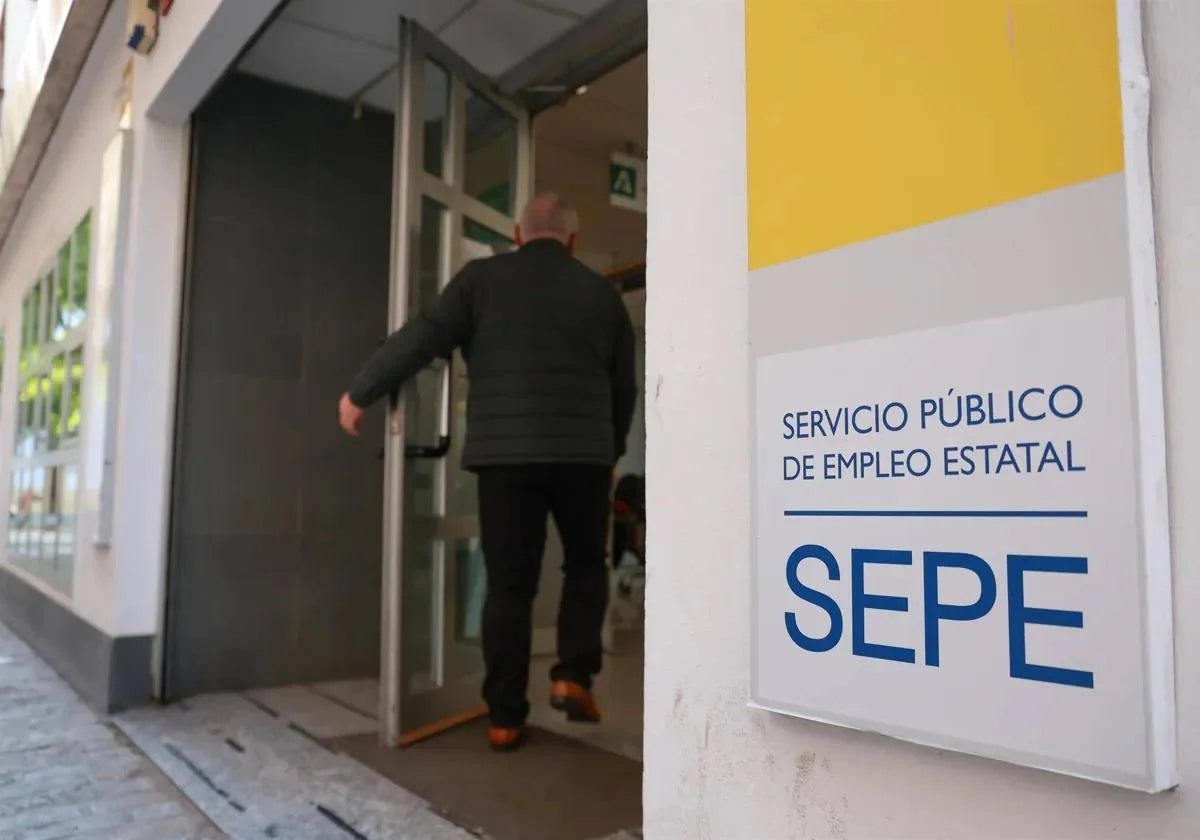 Una persona entra en una oficina del SEPE en Huelva