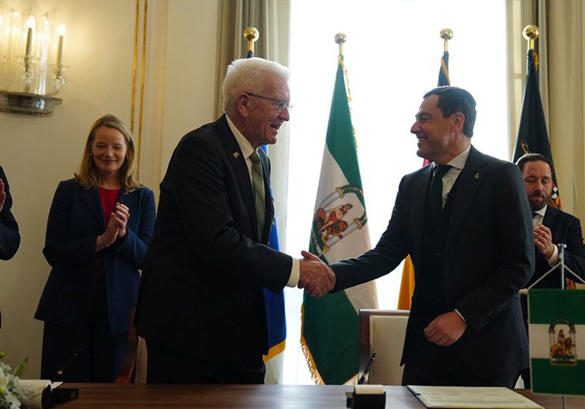 Juanma Moreno y Winfried Kretschmann, tras la firma celebrada en en Stuttgart (Alemania)