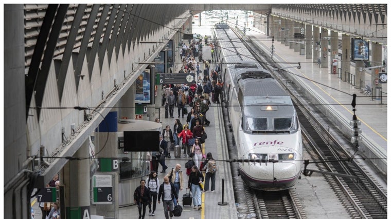 Tren en la estación de Santa Justa de Sevilla