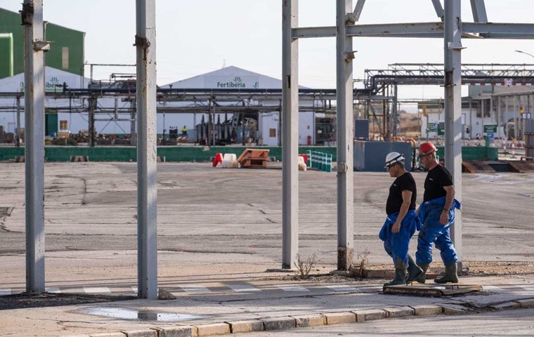 Dos empleados de la planta de Huelva, el pasado mes de octubre